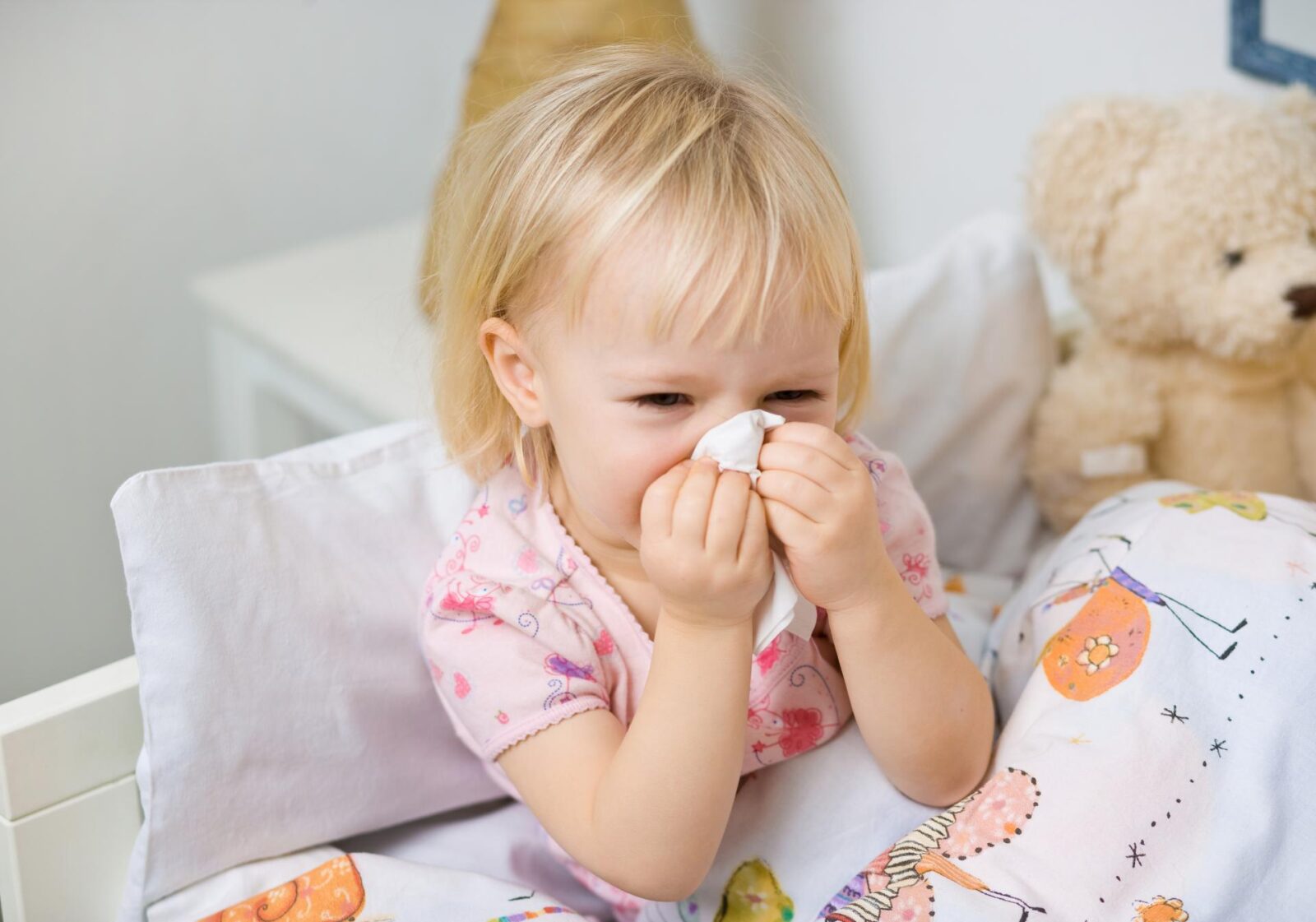 Болезнь сопровождается заложенностью носа, в результате чего малышу приходится дышать через рот. Если ОРЗ осложняется воспалением в области горла, апноэ становится более отчетливым.