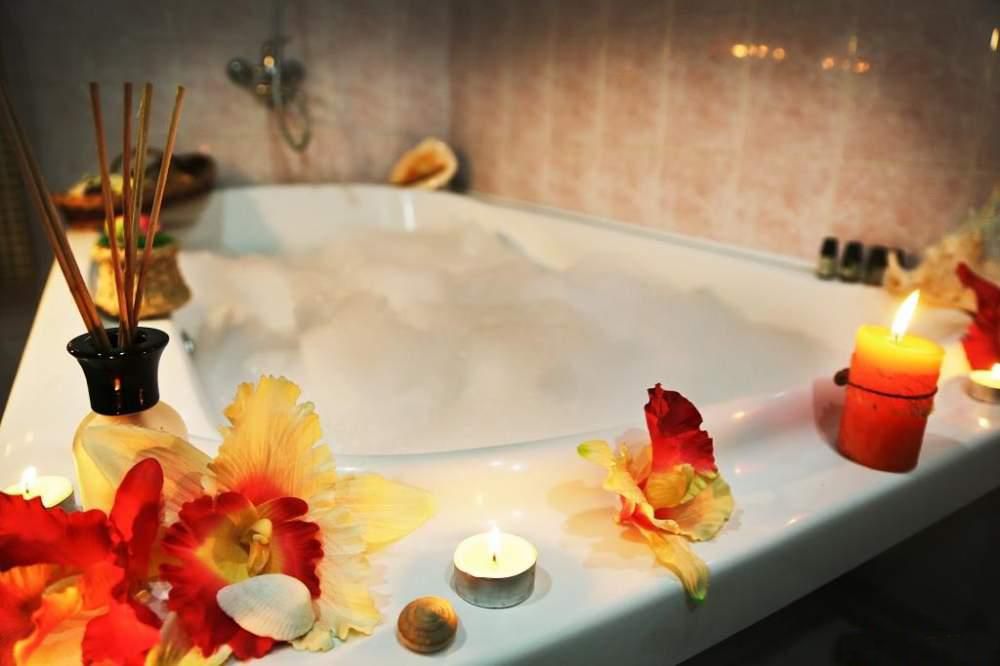 Известно, что горячая ванна помогает расслабиться после напряженного дня.