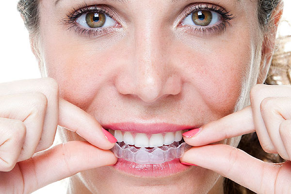 Зубной врач изготавливает специальные ночные каппы индивидуально для пациента согласно слепку его челюсти. 