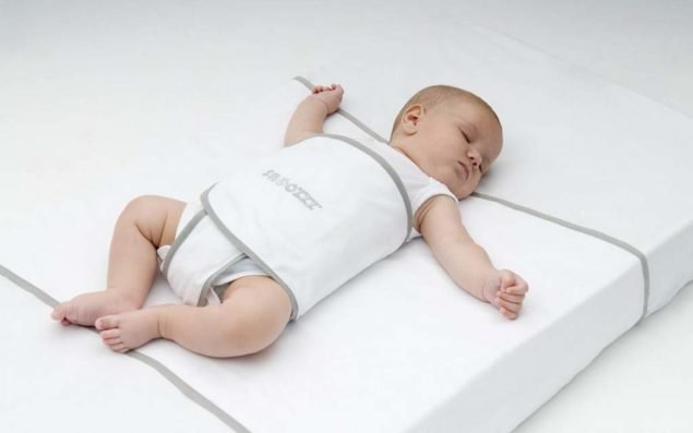 Универсальная модель, удерживающая младенца в одном положении с помощью широкого фиксатора, расположенного в области живота.