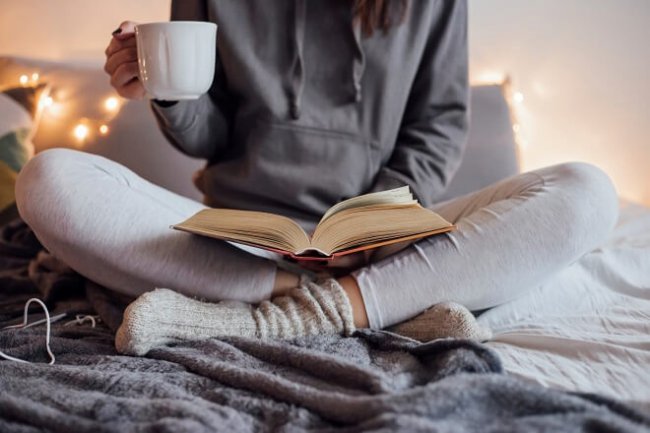 Многие великие люди читали перед сном. Чтение вдохновляет, помогает генерировать новые идеи. А если вам знакома бессонница, то книга поможет успокоиться и заснуть.