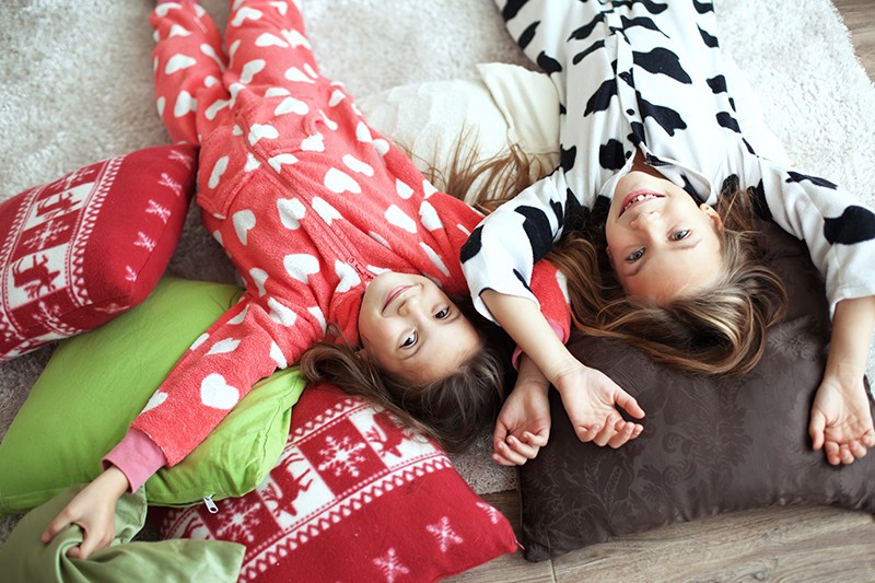 Нормы сна детей в разном возрасте регулируются общей продолжительностью сна, а также ограничениями по длительности ночного отдыха