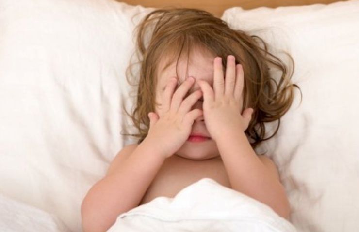 Маленькие дети чаще всего начинают говорить во сне в возрасте от 1,5 до 4 лет. Причины развития сомникловия могут быть различны