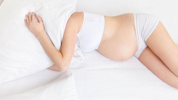 Согласно этим данным бессонница у беременных возникает в первом и во втором триместре в 80% случаев, а непосредственно перед родами этот показатель доходит до 97%.