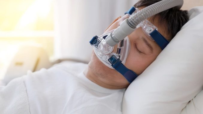 Аббревиатура CPAP в переводе расшифровывается как статичное давление дыхательных путей. Название точно отображает принцип работы лечебного метода – это терапия, направленная на регулирование воздухообмена во время сна.