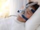 Аббревиатура CPAP в переводе расшифровывается как статичное давление дыхательных путей. Название точно отображает принцип работы лечебного метода – это терапия, направленная на регулирование воздухообмена во время сна.