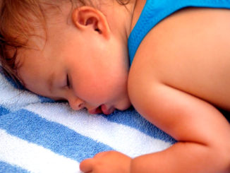 Если ребенок потеет во сне, родители проявляют беспокойство, ведь приходится переодевать малыша, чтобы он не замерз и не заболел.