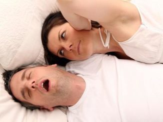 После того как возраст супруга перешагнет отметку в 35 лет, многие женщины сталкиваются с проблемой и задаются вопросом – что делать, если храпит муж, ведь я не могу нормально спать.